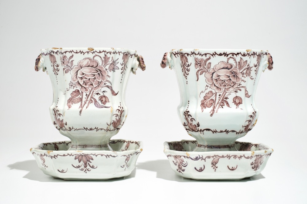 Une paire de jardini&egrave;res sur supports en fa&iuml;ence de Delft mangan&egrave;se, 18&egrave;me
