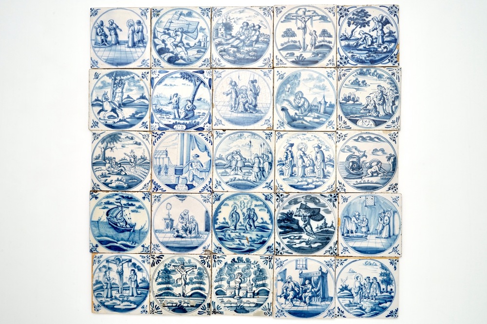 Een veld van 25 blauwwitte Delftse tegels met bijbels decor in medaillon, 18e eeuw