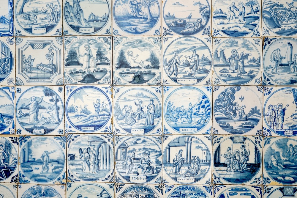 Een veld van 49 blauwwitte Delftse tegels met bijbels decor, 18/19e eeuw