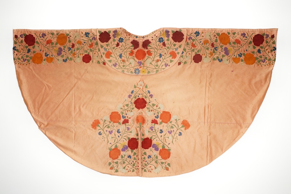 Een zalmkleurige zijden matador cape met floraal decor, Spanje, 1e helft 20e eeuw