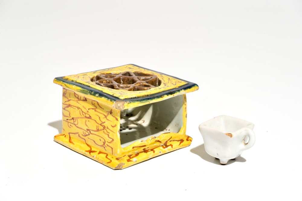 Een polychrome Delftse miniatuur stoof met test, 18e eeuw