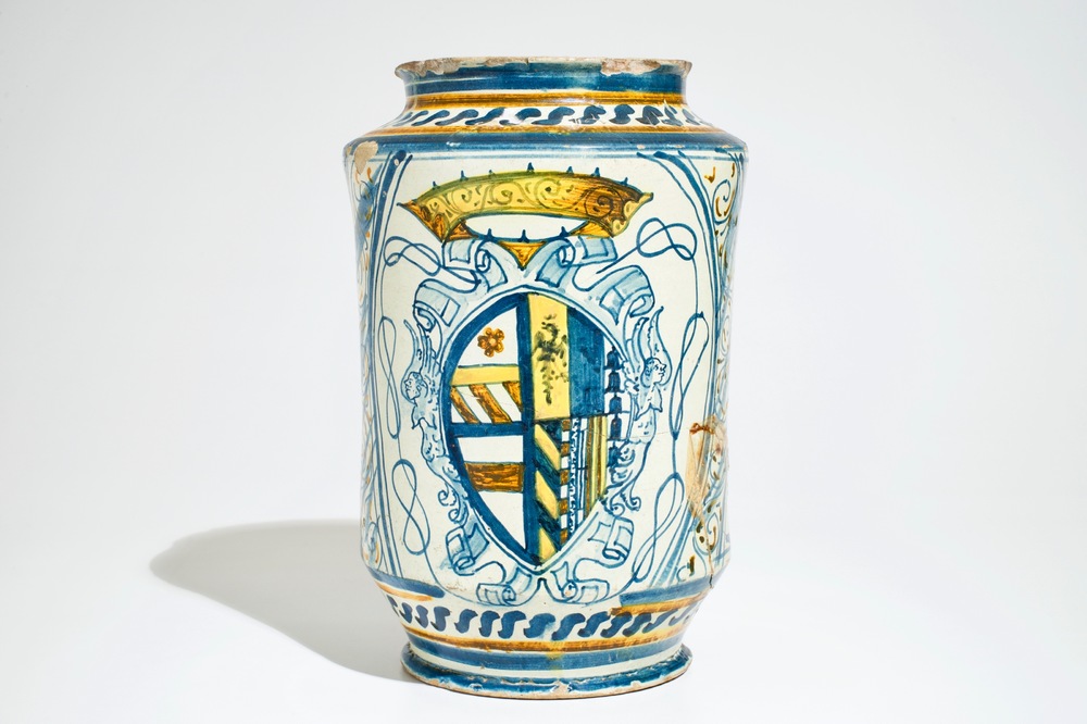 Een grote albarello met wapendecor in Italiaanse majolica, Deruta, 17e eeuw