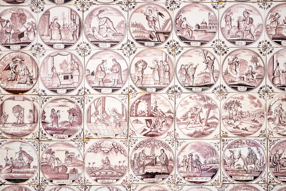 Een veld van 49 mangane Delftse tegels met bijbels decor in medaillon, 18/19e eeuw