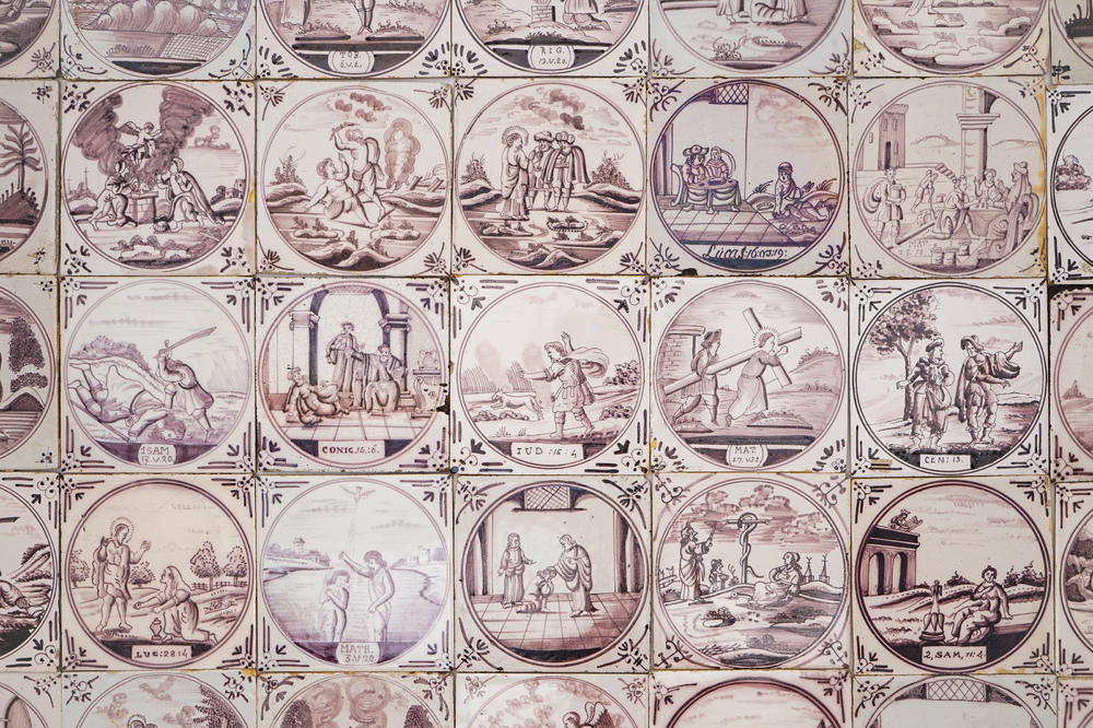 Een veld van 49 mangane Delftse tegels met bijbels decor in medaillon, 18/19e eeuw
