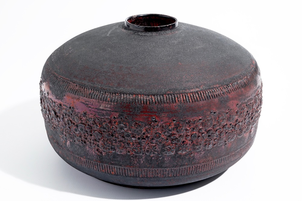 Un vase moderniste de forme cylindrique &agrave; d&eacute;cor en relief, Perignem, 2&egrave;me moiti&eacute; du 20&egrave;me