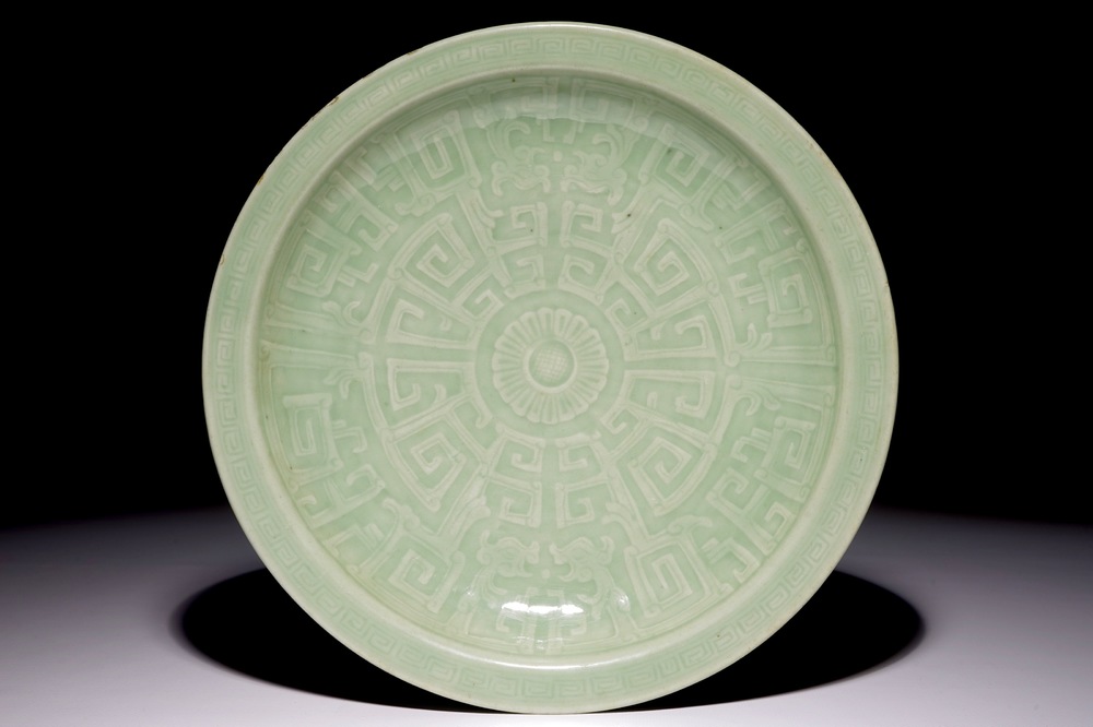 Un plat en porcelaine de Chine c&eacute;ladon &agrave; d&eacute;cor floral, 18/19&egrave;me