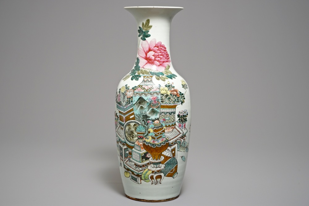 Een Chinese qianjiang cai vaas met decor van kostbaarheden, 19/20e eeuw