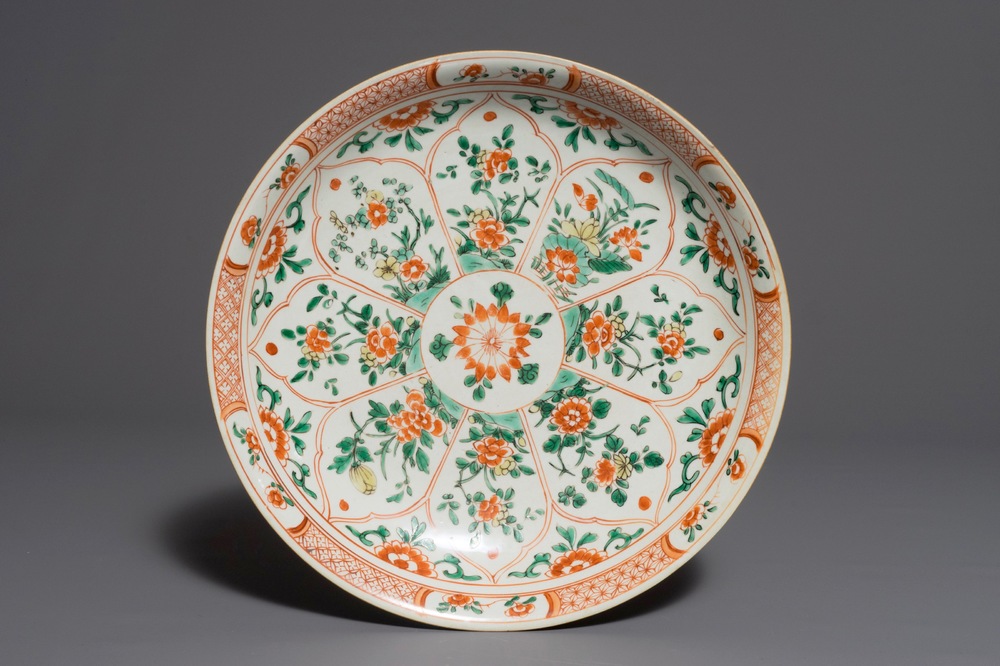 Un plat en porcelaine de Chine famille verte &agrave; d&eacute;cor floral, Kangxi