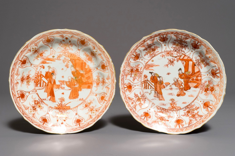 Une paire d'assiettes en porcelaine de Chine &agrave; d&eacute;cor en rouge de fer et dor&eacute;, Kangxi