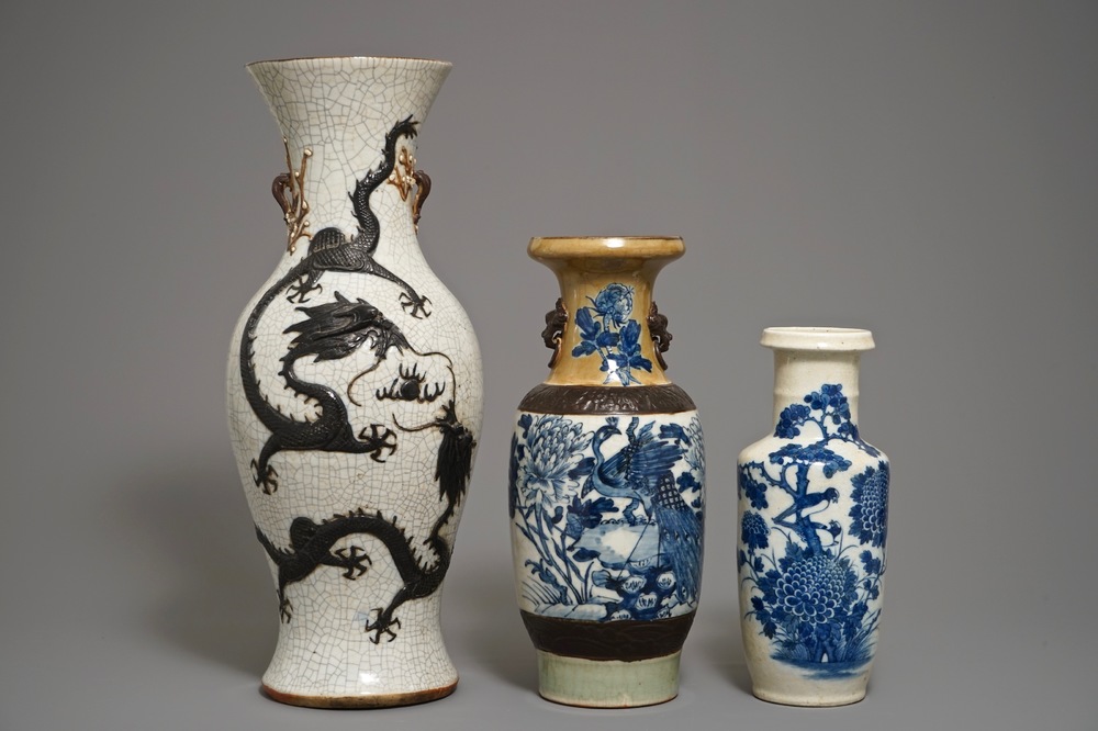 Drie Chinese Nanking craquel&eacute; vazen met blauwwit en reli&euml;fdecor, 19e eeuw