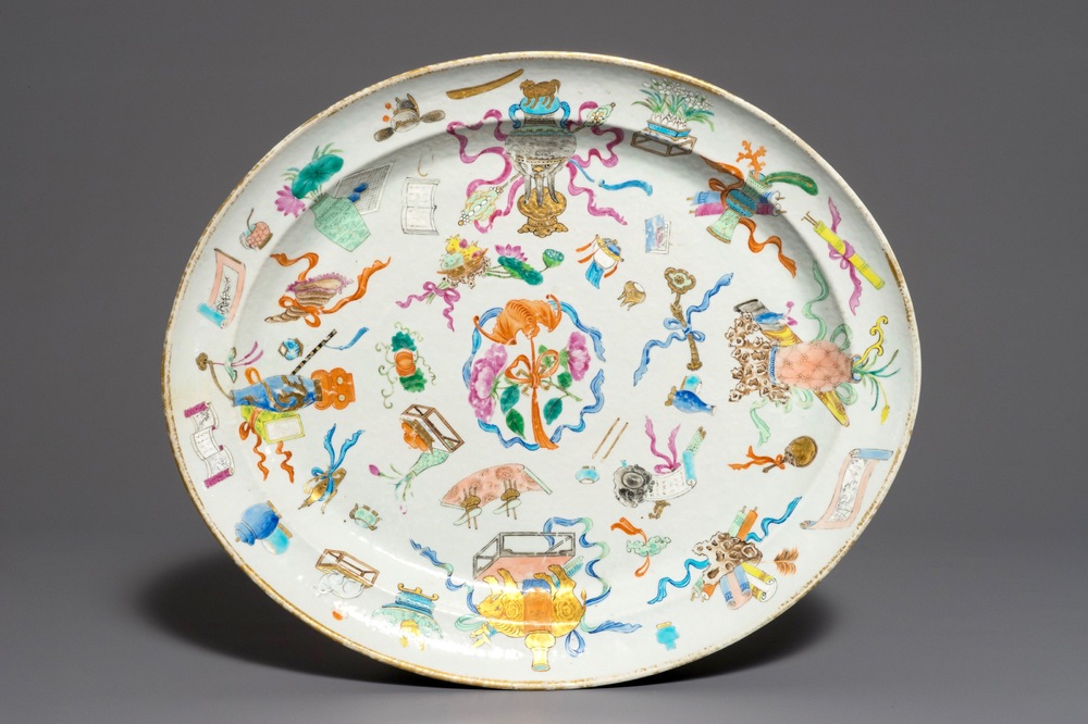 A large Chinese famille rose oval dish, 19th C.