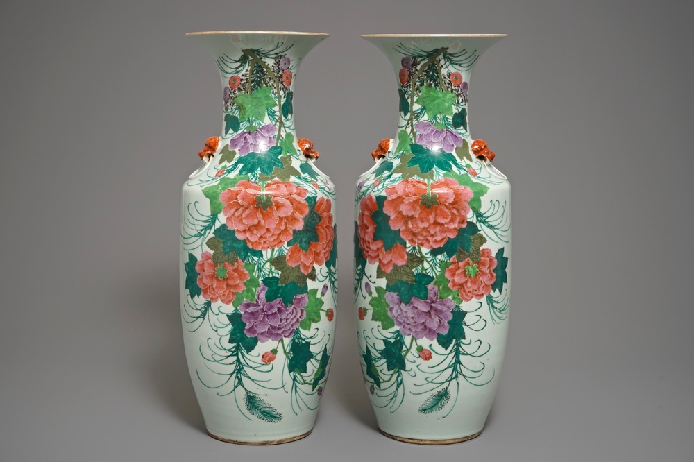 A pair of Chinese famille rose vases with floral design, 19/20th C.