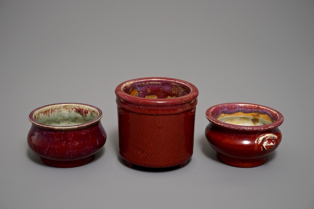 Deux br&ucirc;le-parfums et un pot &agrave; pinceaux en porcelaine de Chine sang de boeuf, 19/20&egrave;me
