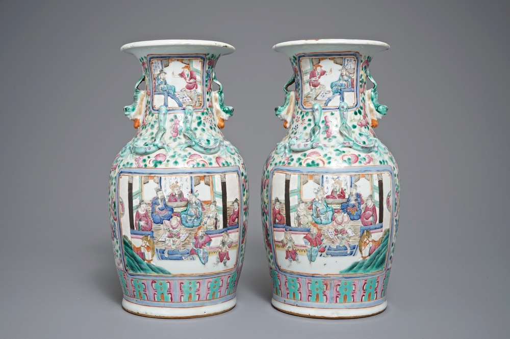Une paire de vases en porcelaine de Chine famille rose &agrave; d&eacute;cor de figures, 19&egrave;me