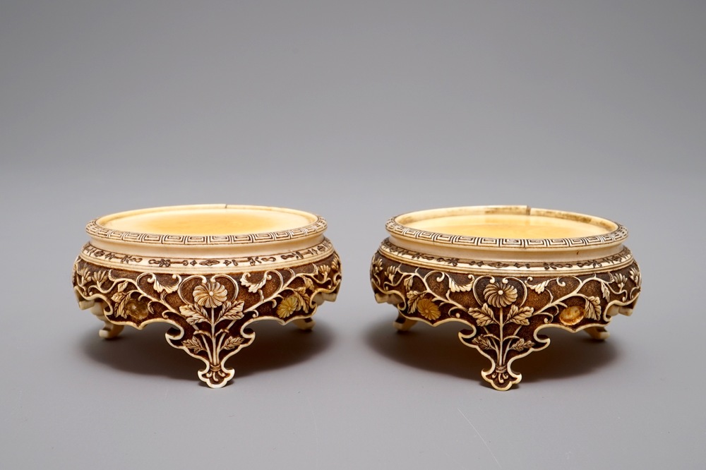 Une paire de socles en ivoire sculpt&eacute;, Japon, Meiji, 19&egrave;me