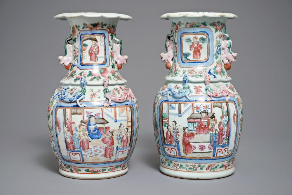 Une paire de vases en porcelaine de Chine famille rose &agrave; d&eacute;cor de figures, 19&egrave;me
