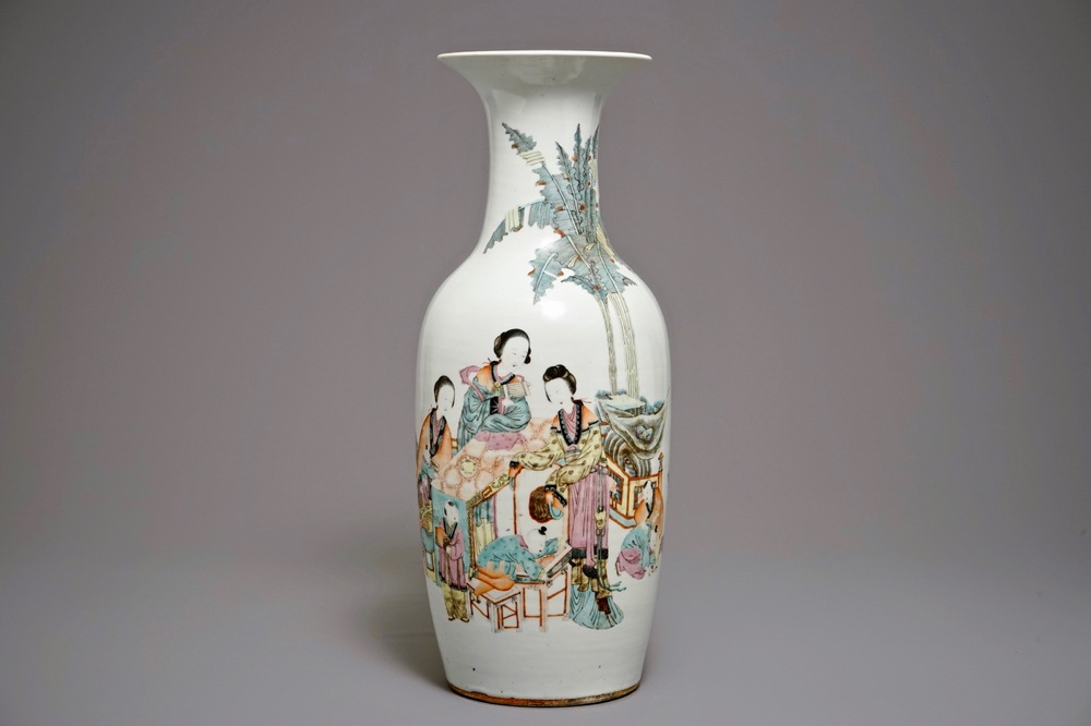 A large Chinese qianjiang cai vase with ladies in a garden, 19/20th C.