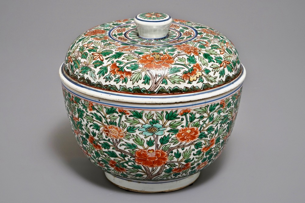 Een grote ronde Chinese wucai dekseldoos met floraal decor, Kangxi