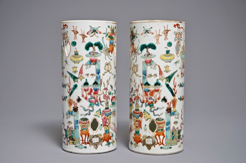 A pair of Chinese reticulated famille rosei hat stands with antiquities design, 19th C.