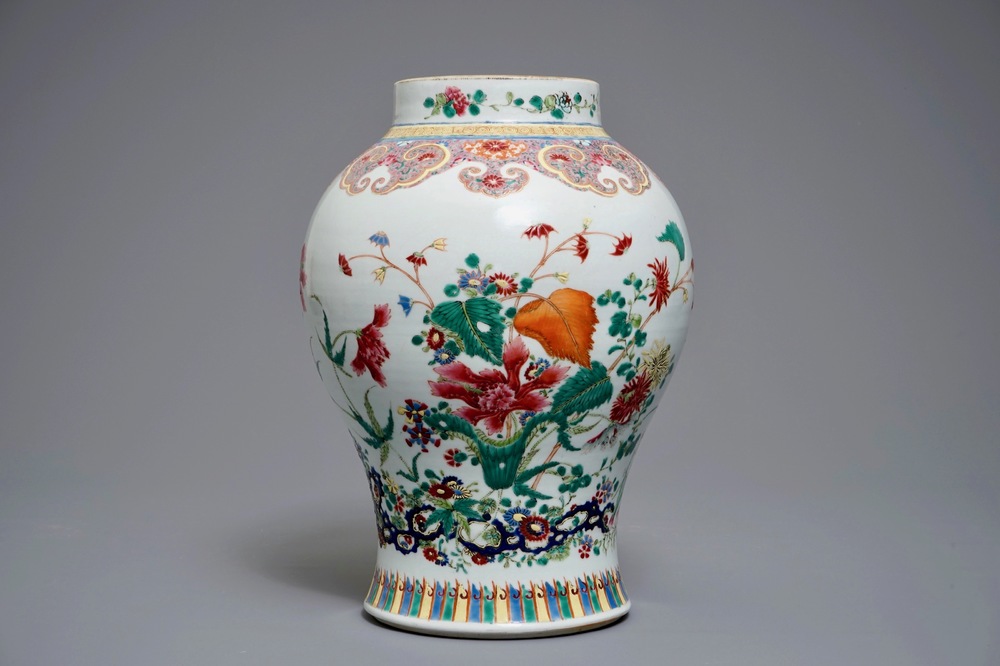 Een Chinese famille rose vaas met floraal decor, Qianlong merk, 18/19e eeuw