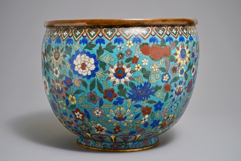 Une grande jardini&egrave;re &agrave; d&eacute;cor de lotus et pivoines en cloisonn&eacute;, Chine, 19&egrave;me