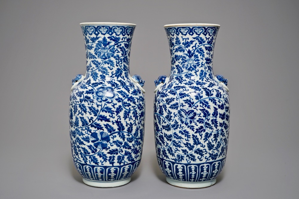 Une paire de vases en porcelaine de Chine bleu et blanc, 19&egrave;me