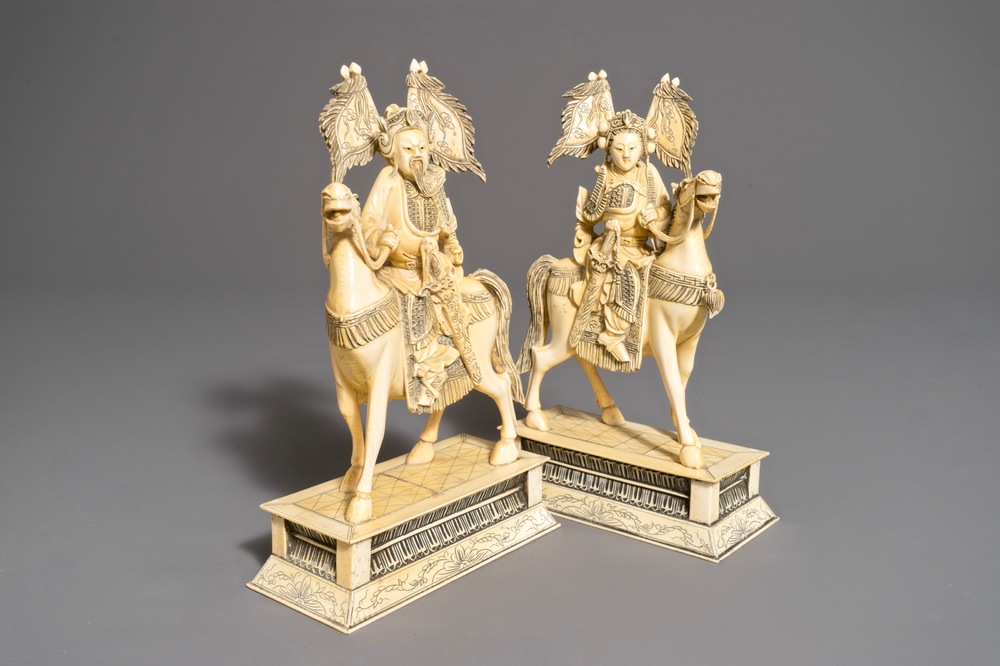 Une paire de figures de chevaliers en ivoire sculpt&eacute;, Chine, 19&egrave;me