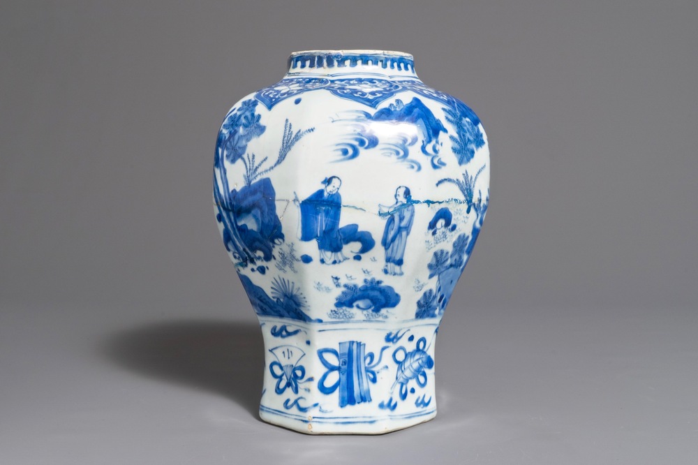 Un vase de forme balustre en porcelaine de Chine bleu et blanc, &eacute;poque Transition