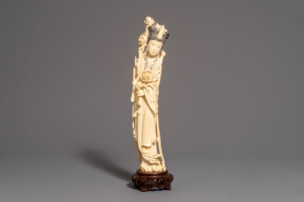 A Chinese carved ivory figure of a lady on wooden base, 2nd half 19th C.