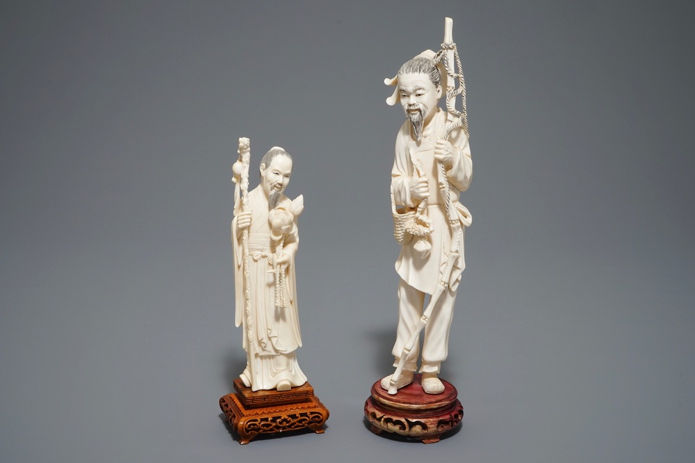 Deux figures d'hommes en ivoire sculpt&eacute; sor socles en bois, Chine, 19/20&egrave;me