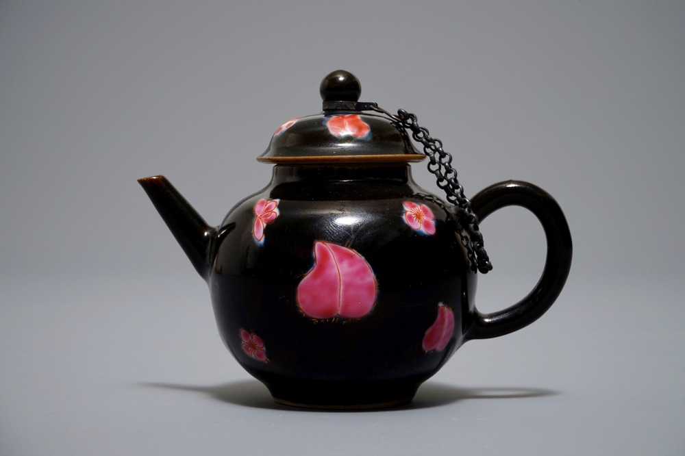 Een kleine Chinese famille rose theepot met zwarte fondkleur, Yongzheng/Qianlong
