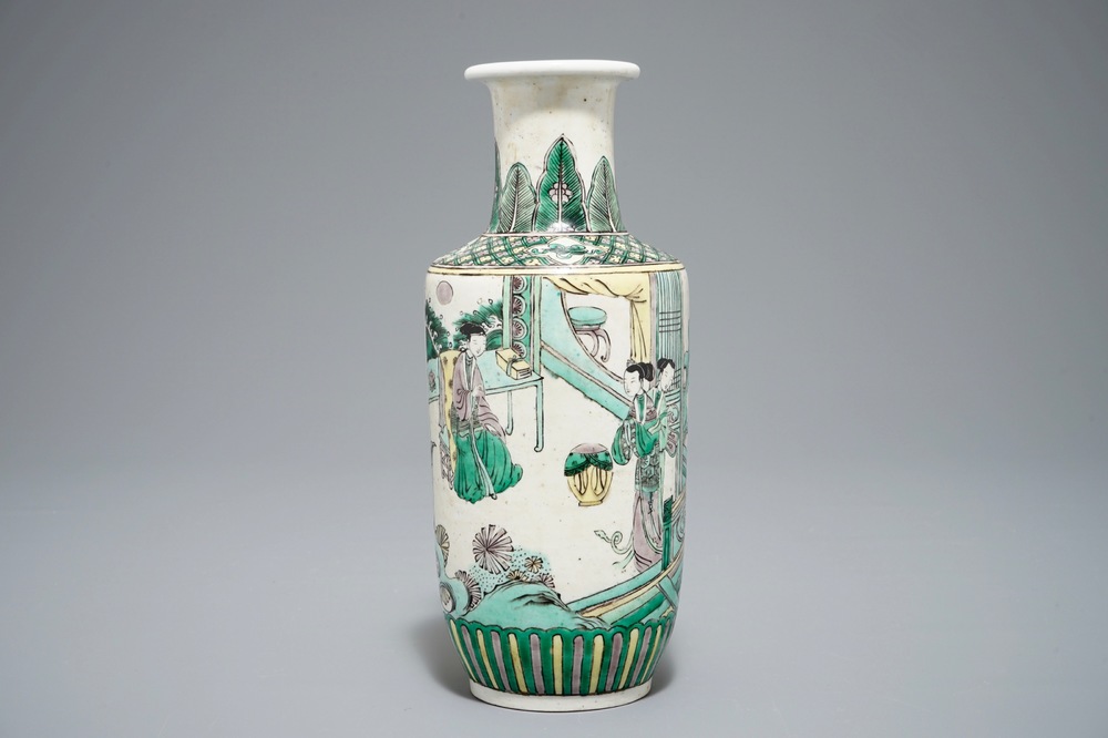 Een Chinees verte biscuit rouleau vaasje, Kangxi of later