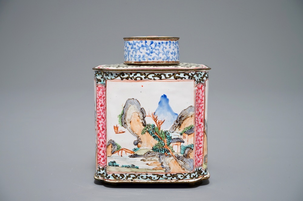 Une bo&icirc;te &agrave; th&eacute; et son couvercle en &eacute;maux de Canton, Qing