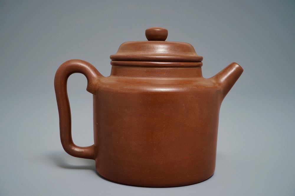 Een Chinese Yixing steengoed theepot, merk van Shao Daheng, 19/20e eeuw