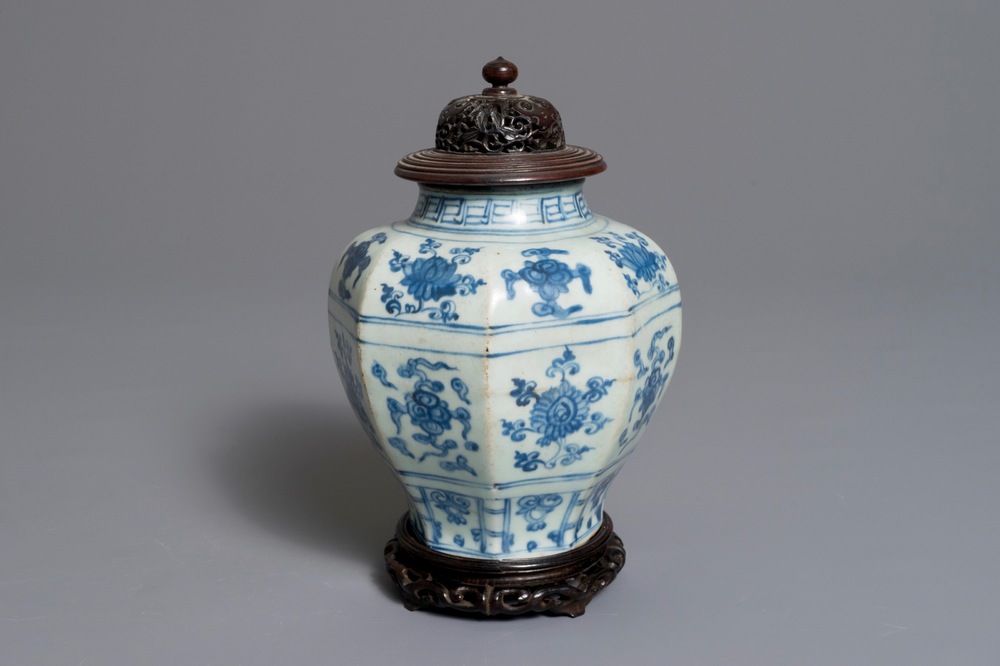 Een Chinese blauwwitte balustervaas met floraal decor, Ming