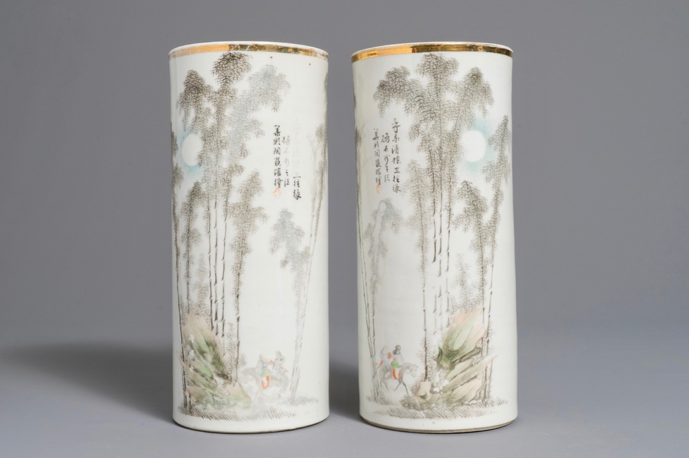Een paar Chinese qianjiang cai hoedensteunen met landschapsdecor, 19/20e eeuw