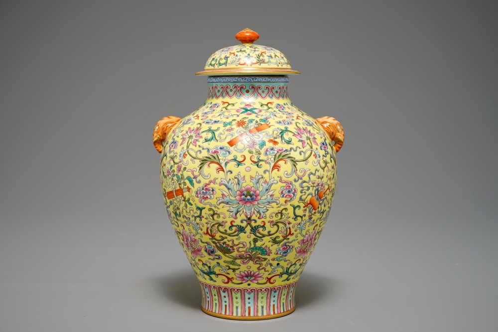 Un vase couvert en porcelaine de Chine famille rose, marque de Qianlong, 20&egrave;me