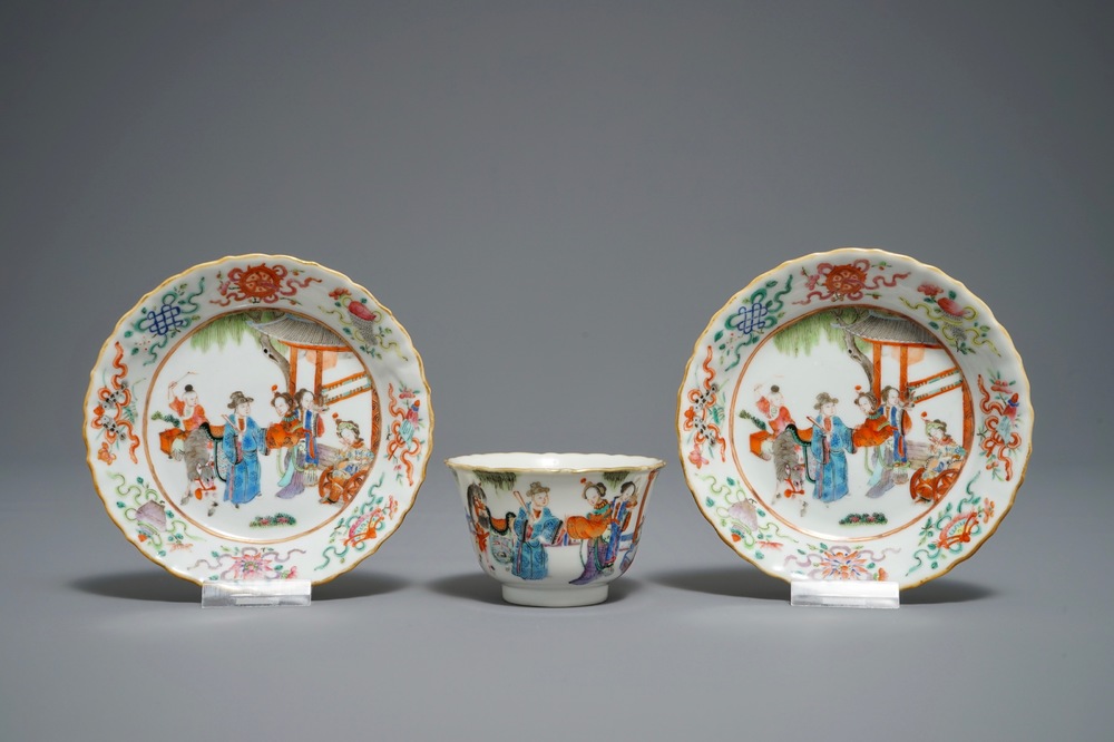Deux soucoupes et une tasse en porcelaine de Chine famille rose, marque et &eacute;poque de Xianfeng