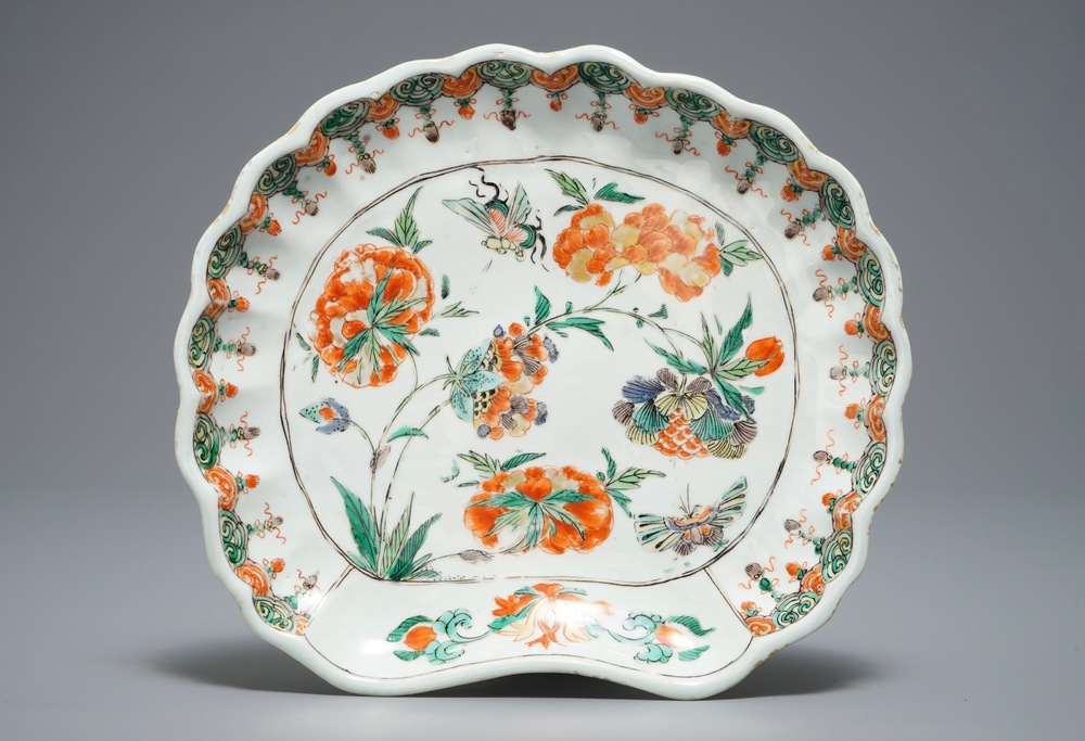 Une coupe en forme de coquille en porcelaine de Chine famille verte, Kangxi