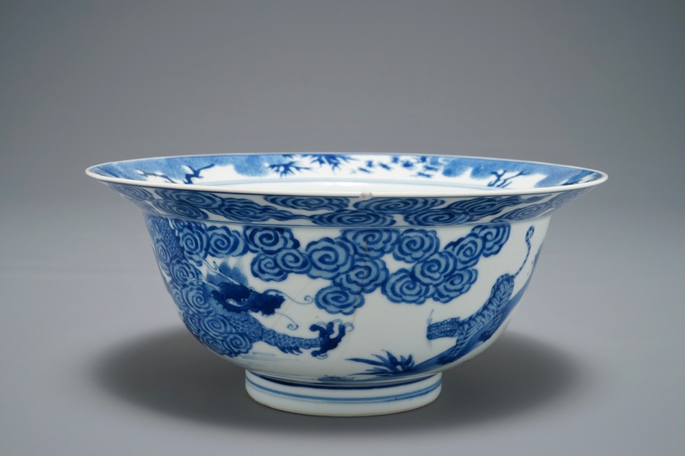 Un bol de type klapmuts en porcelaine de Chine bleu et blanc, marque de Chenghua, Kangxi