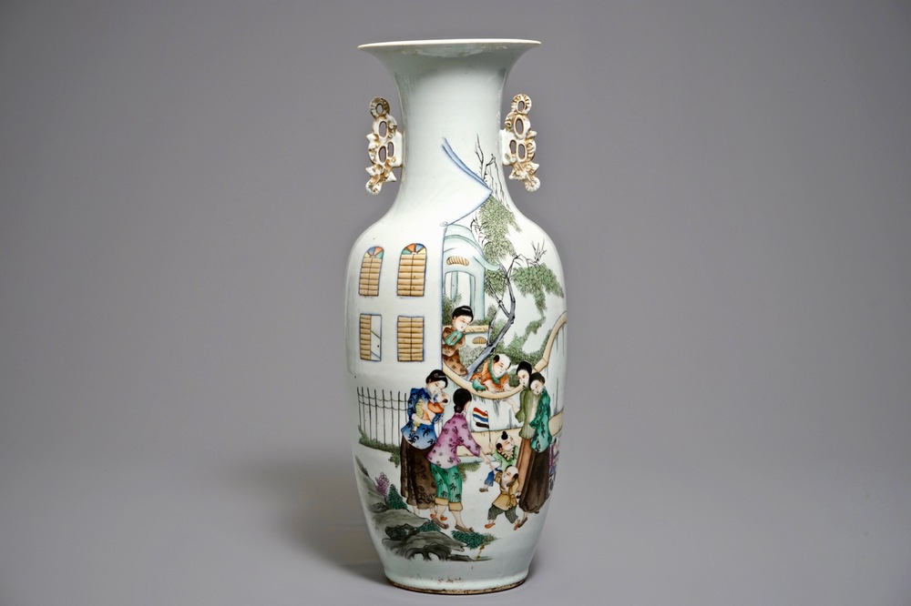 Een Chinese famille rose vaas met dames met kinderen, 1e helft 20e eeuw
