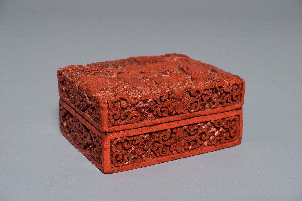 Une bo&icirc;te couverte de forme rectangulaire en laque rouge &agrave; d&eacute;cor de figures dans un paysage, Chine, 18/19&egrave;me