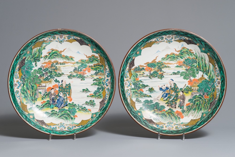 A pair of large Japanese Kutani dishes, Meiji/Showa, 1st half 20th C.