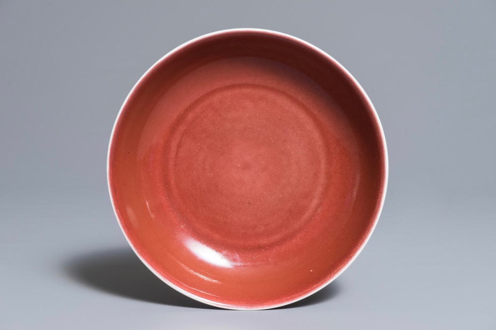 Een Chinees koperrood monochroom bord, Qianlong merk en periode