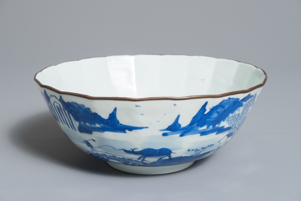Een grote blauwwitte Chinese 'Bleu de Hue' kom voor de Vietnamese markt, 19e eeuw