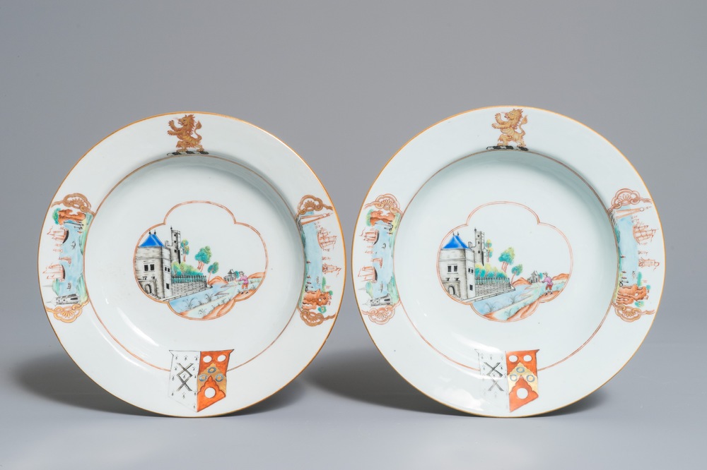 Een paar Chinese famille rose wapenborden voor de Engelse markt, Qianlong