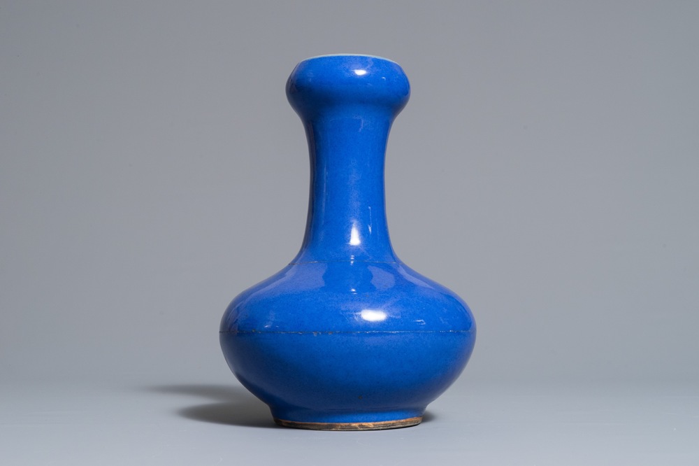 Een Chinese monochrome blauwe flesvormige vaas, 19e eeuw