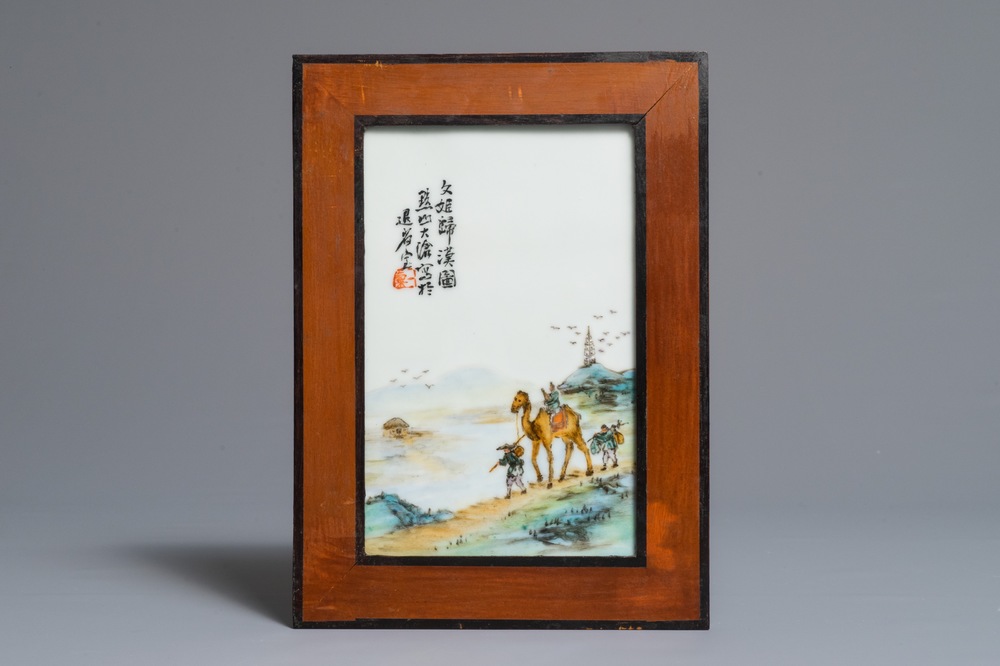 Een Chinese qianjiang cai plaquette met landschapsdecor, 20e eeuw