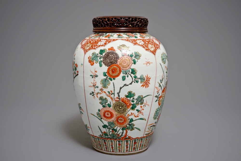 Un vase en porcelaine de Chine famille verte au couvercle en bois sculpt&eacute;, Kangxi