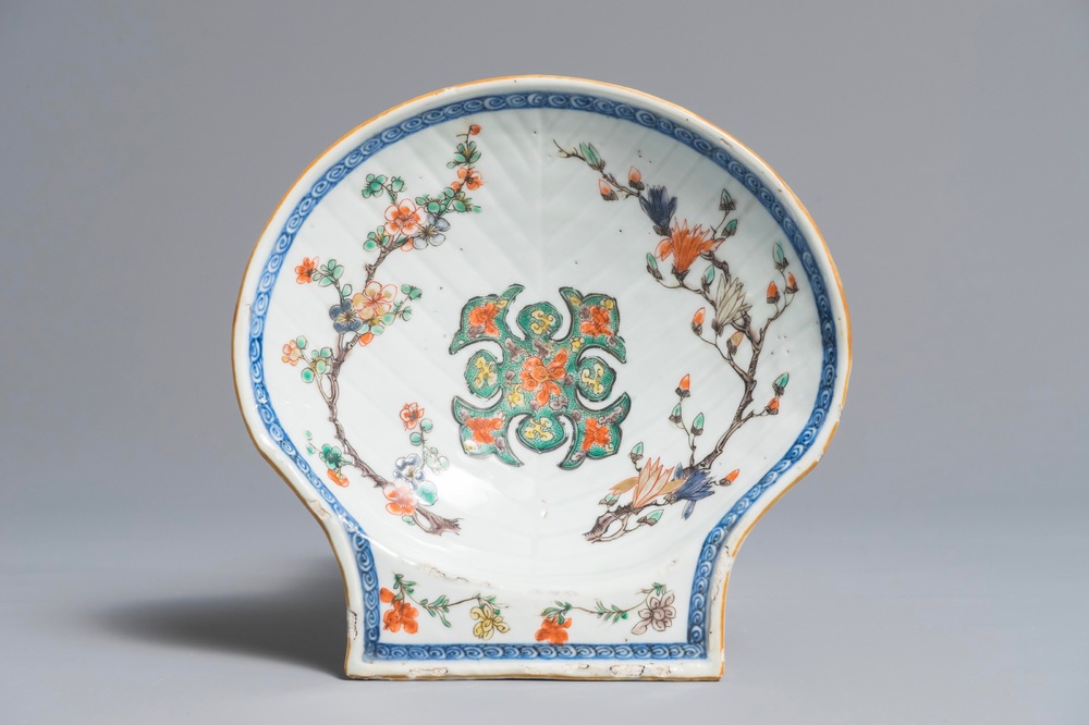 Une coupe en forme de coquille en porcelaine de Chine famille verte, Kangxi